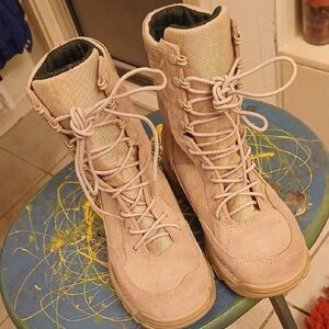 DannerVibram Beige Lace-Up Combat Boots. Never Been Worn, Mens‎ Sz7